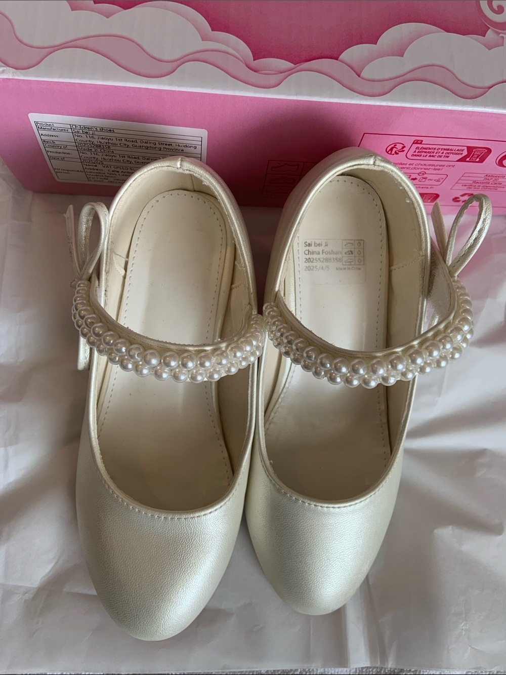 Girls Pearl Strap Cream Mary Jane Dress Shoes - Picture 3 of 12